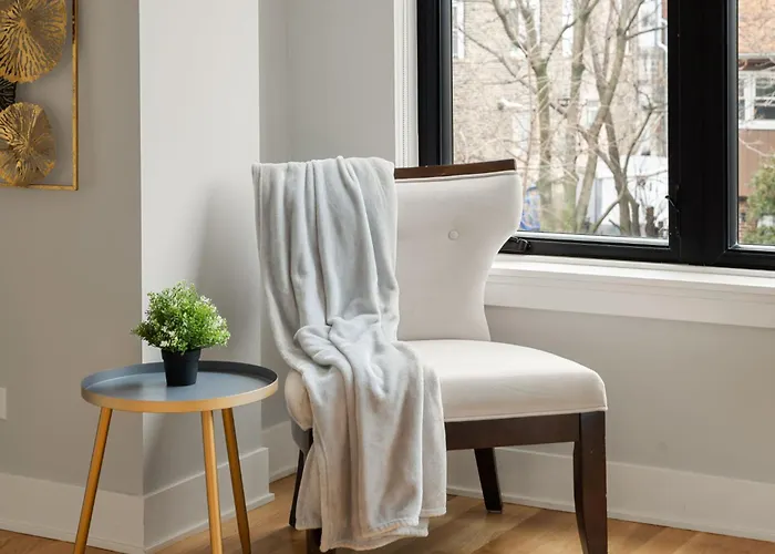 Cozy 3bd 2bath Retreat With Balcony Чикаго