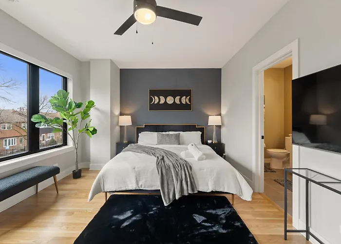 Cozy 3bd 2bath Retreat With Balcony Чикаго