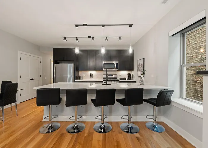 Cozy 3bd 2bath Retreat With Balcony *