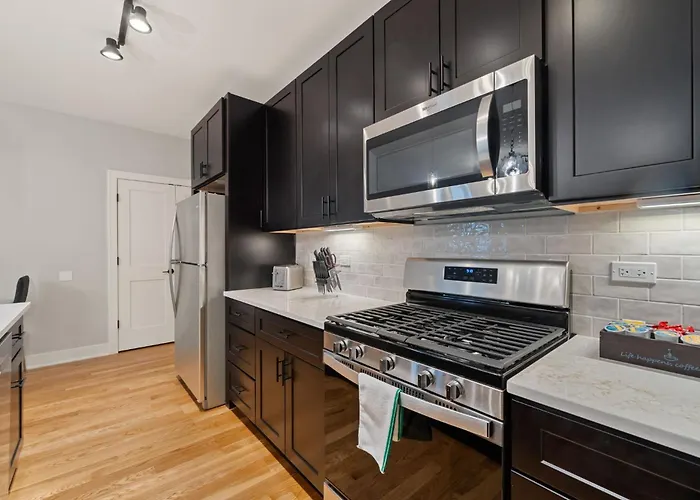 Cozy 3bd 2bath Retreat With Balcony *