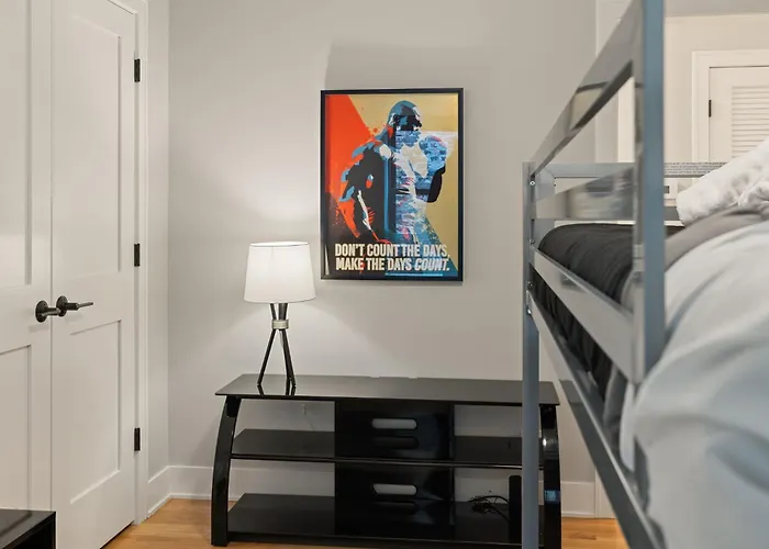 Cozy 3bd 2bath Retreat With Balcony