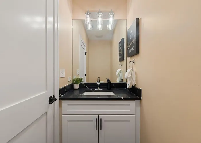Cozy 3bd 2bath Retreat With Balcony Апартаменты