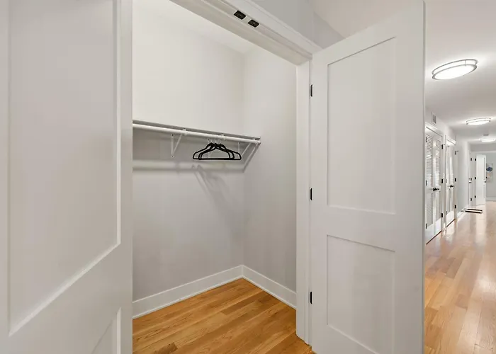 Cozy 3bd 2bath Retreat With Balcony *