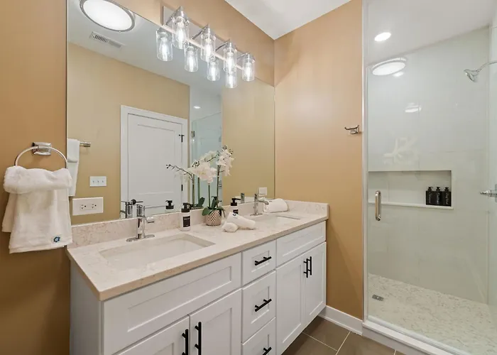 Cozy 3bd 2bath Retreat With Balcony *